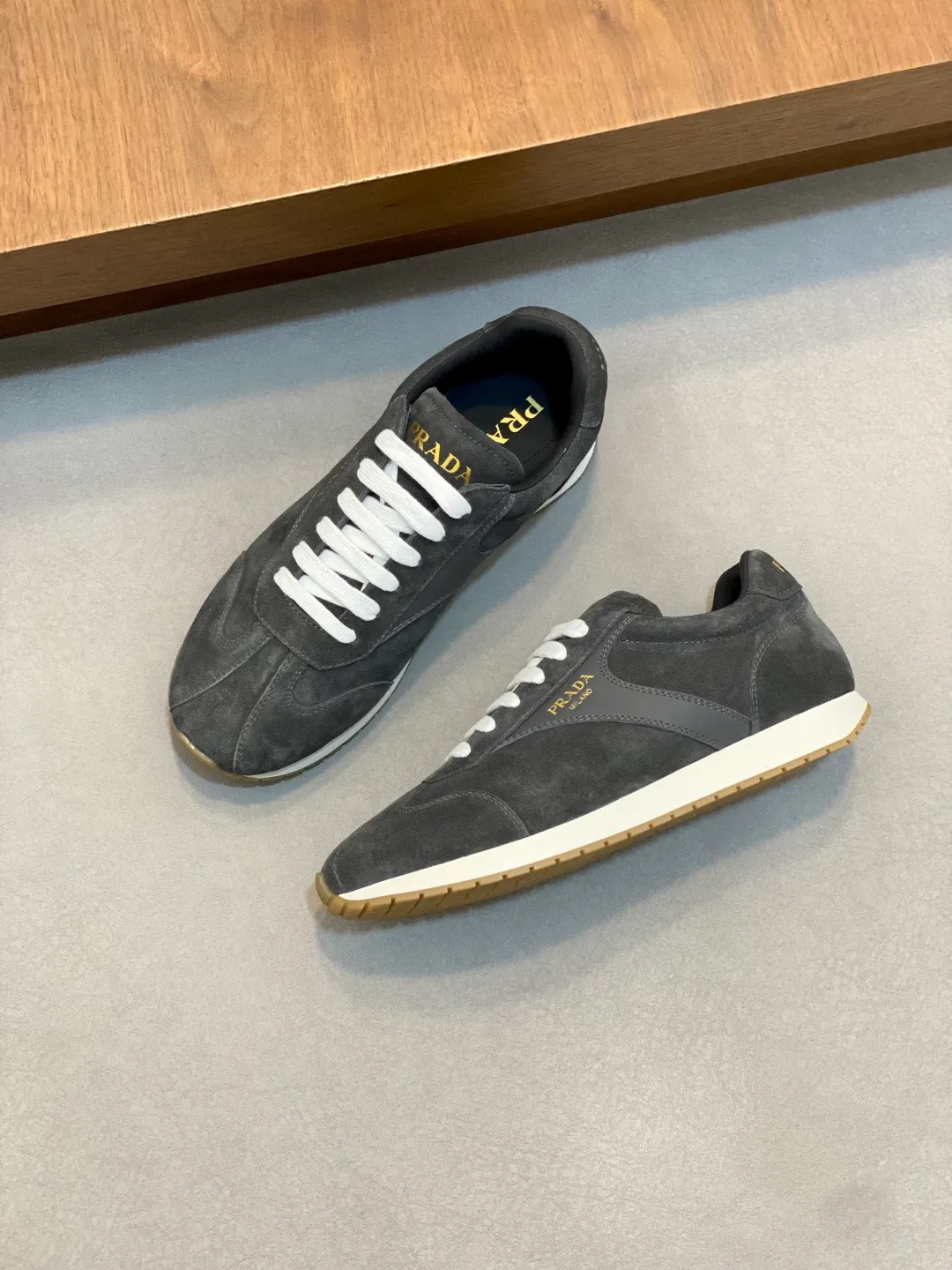 Men's shoes 💰740 Prada/Prada's new men's spliced ​​casual sports shoes. These sports shoes use exquisite stitching technology to outline a unique geometric texture, and contemporary lines and details reinterpret the classic sports style. The upper is made of ultra-official material, and the lining is full cowhide. It is lightweight, breathable, practical and versatile. The tongue is decorated with the Prada Milano logo, and the logo print is embellished with the laces. It is paired with a 2.5cm two-color rubber sole to create a comfortable wearing experience. Comes with full set of original packaging dust bag! Size: 39-40-41-42-43-44 (38, 45 customized) standard leather shoe size